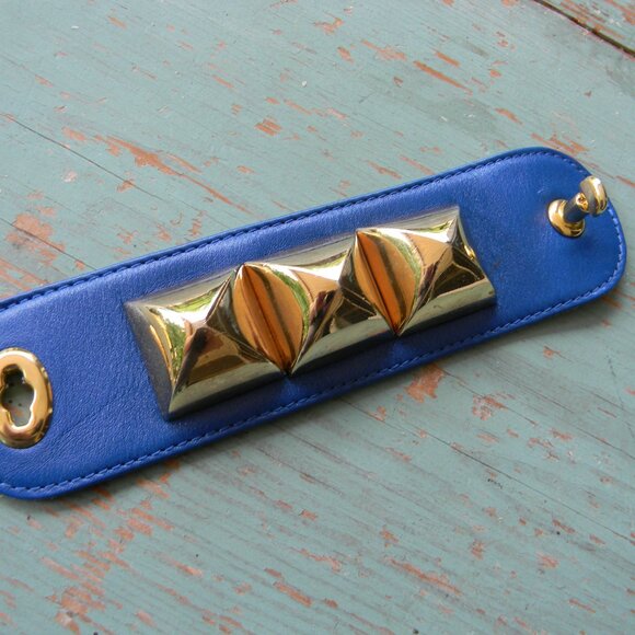 CC SKYE BLUE LEATHER & LARGE STUD TURNLOCK CLOSURE WIDE BRACELET ARTISAN - Picture 1 of 7